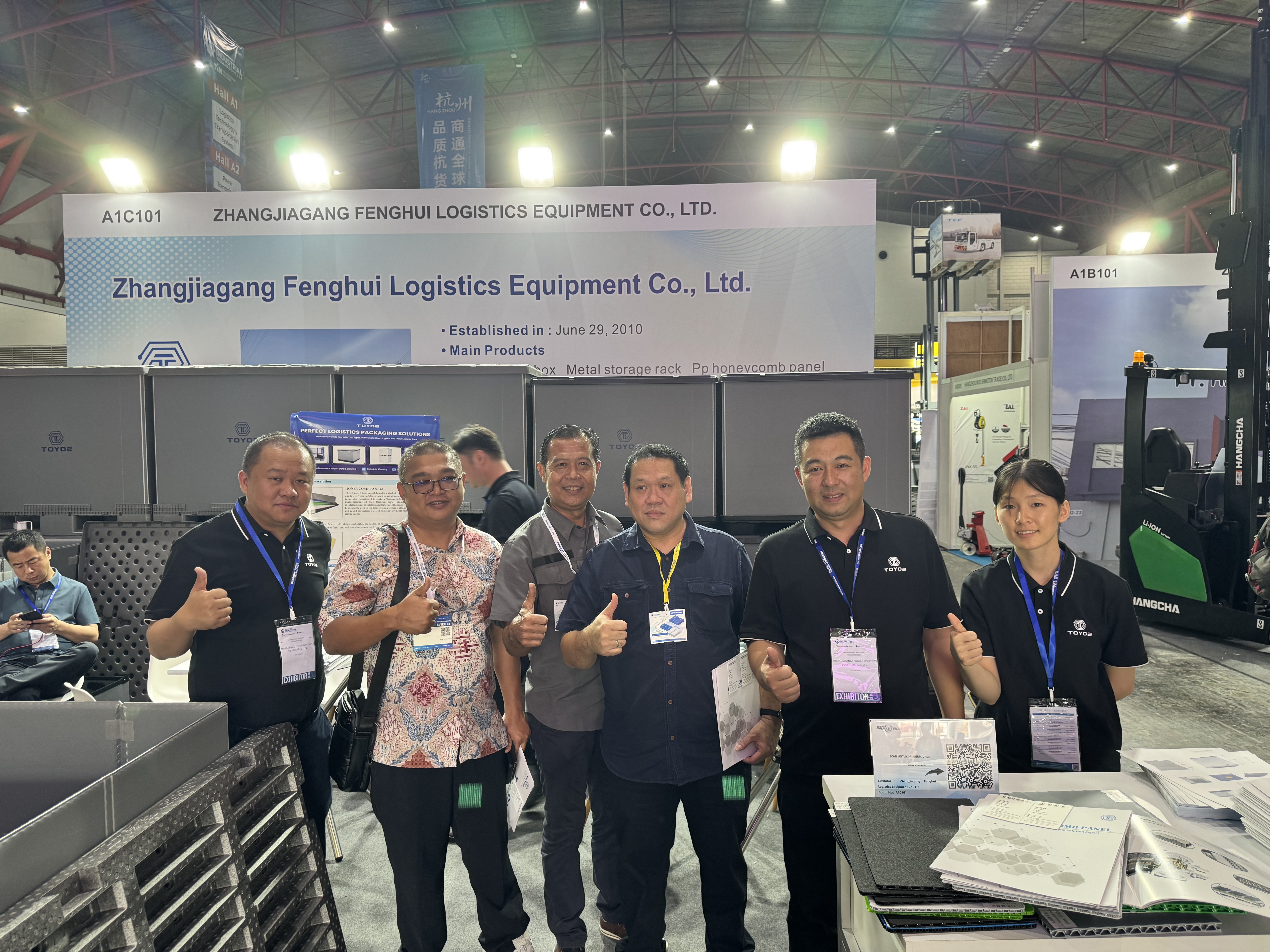 Group photo at the exhibition Foto de grupo en la exposición.