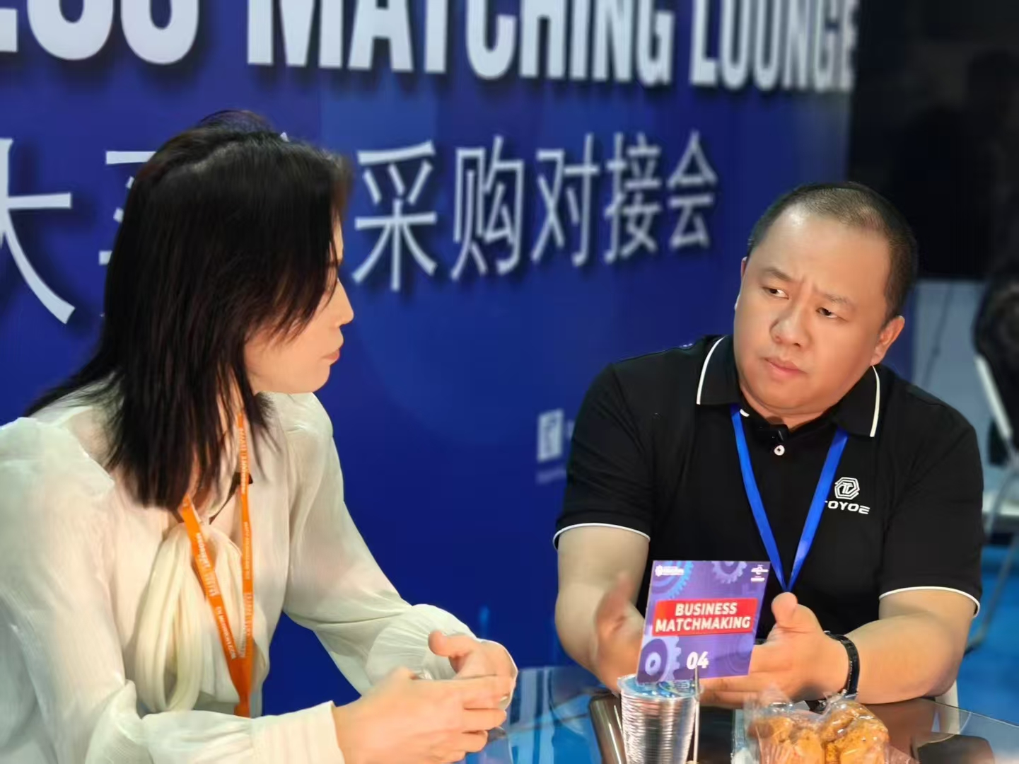 Foto de grupo en la exposici&oacute;n.