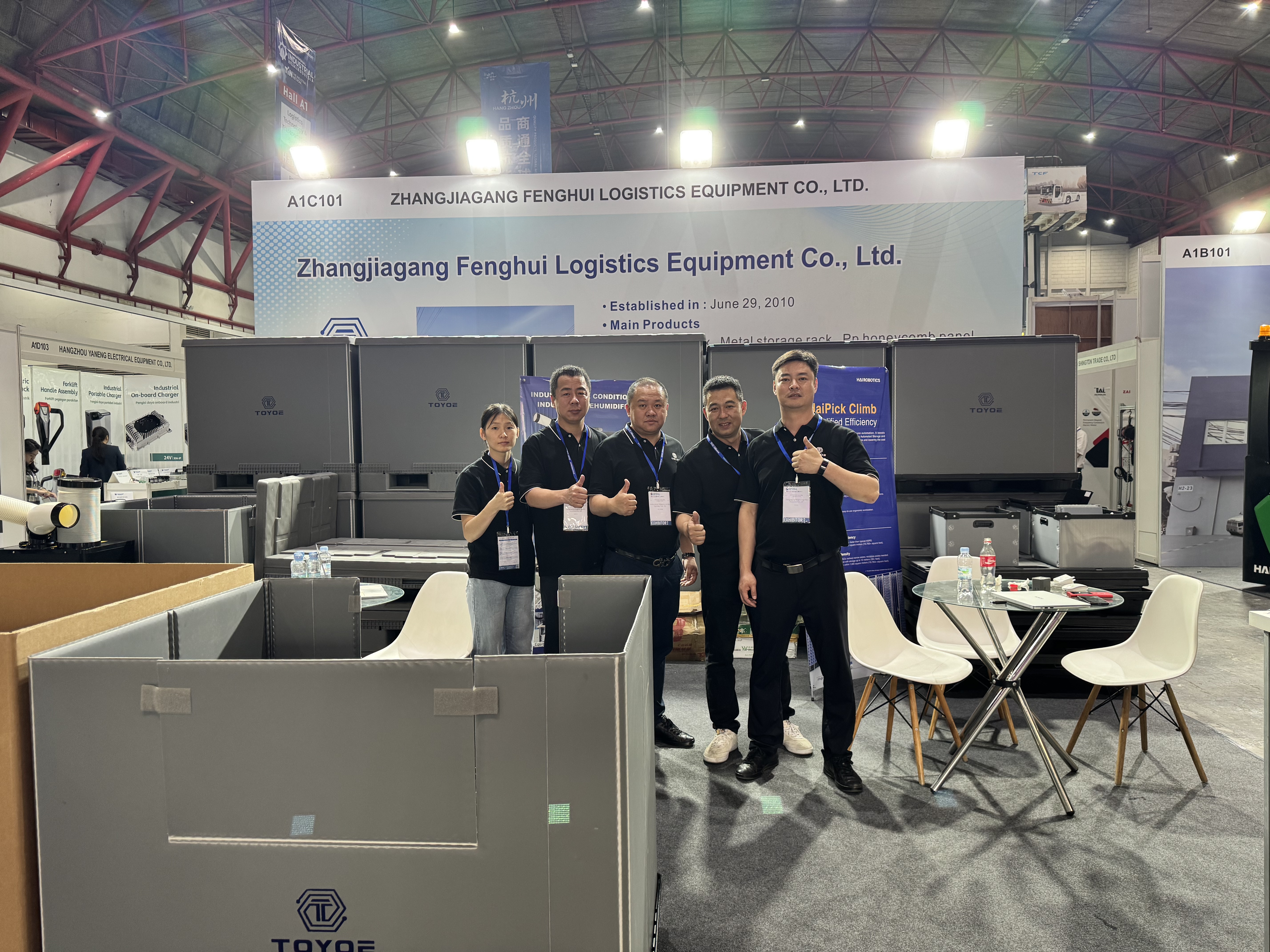 Foto de grupo en la exposici&oacute;n.