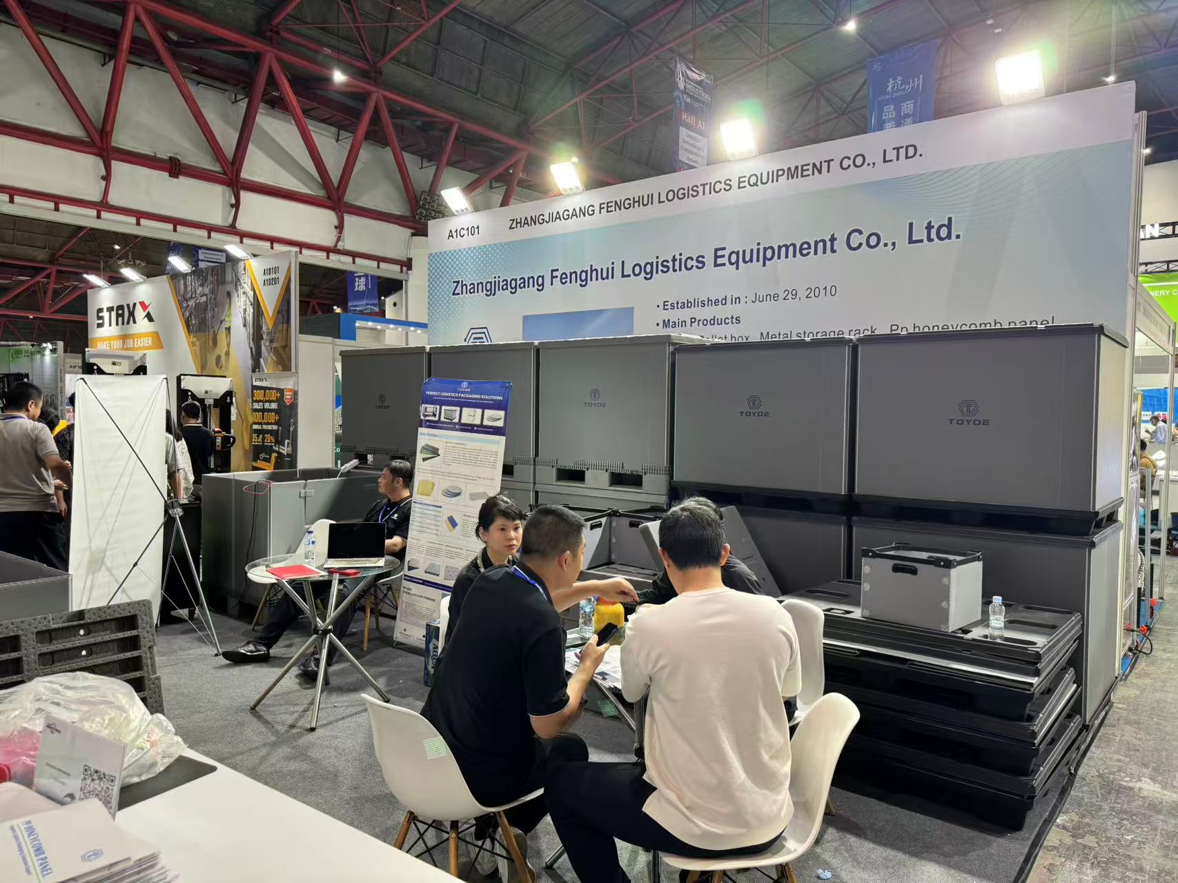 Foto de grupo en la exposici&oacute;n.