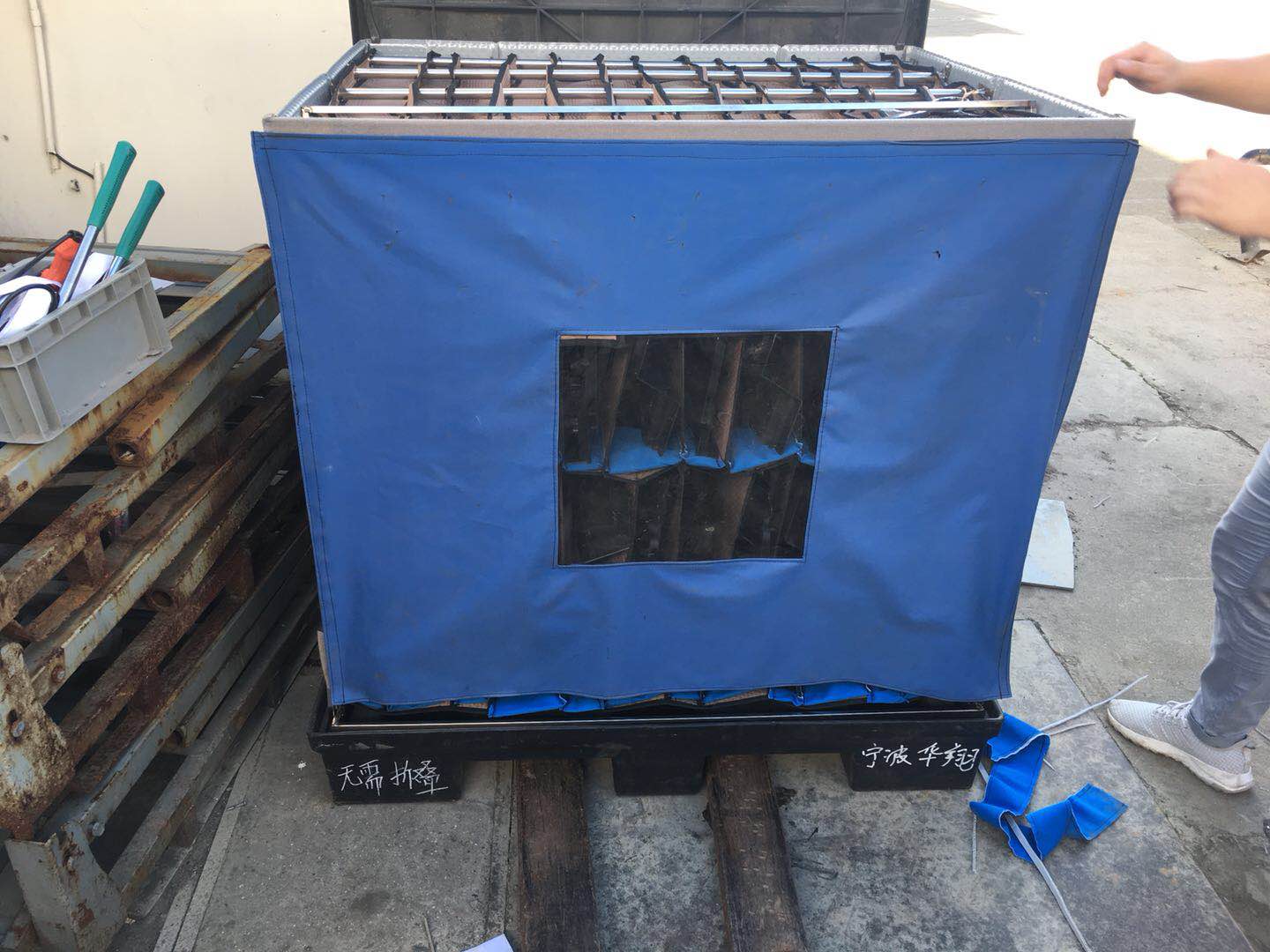 Cajas de paletas de plástico de panal duraderos almacenan de forma segura piezas automotrices.
