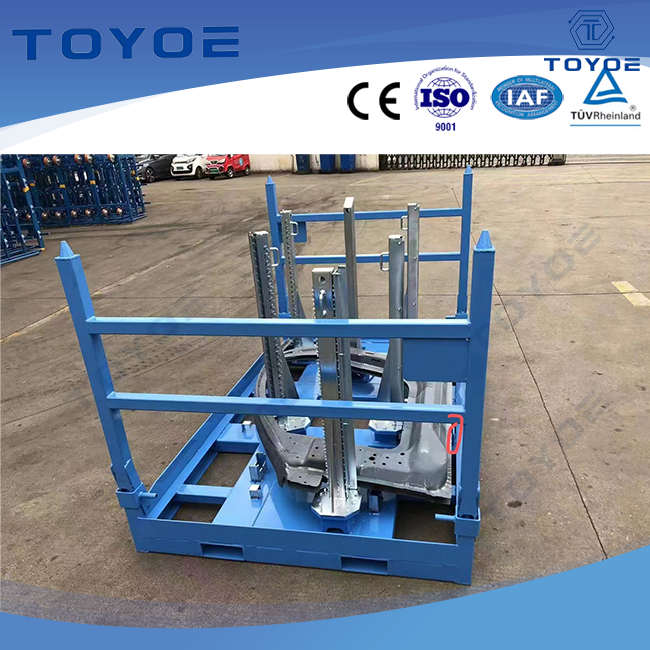 Racks de metal forrados de espuma para almacenamiento seguro de piezas automáticas.