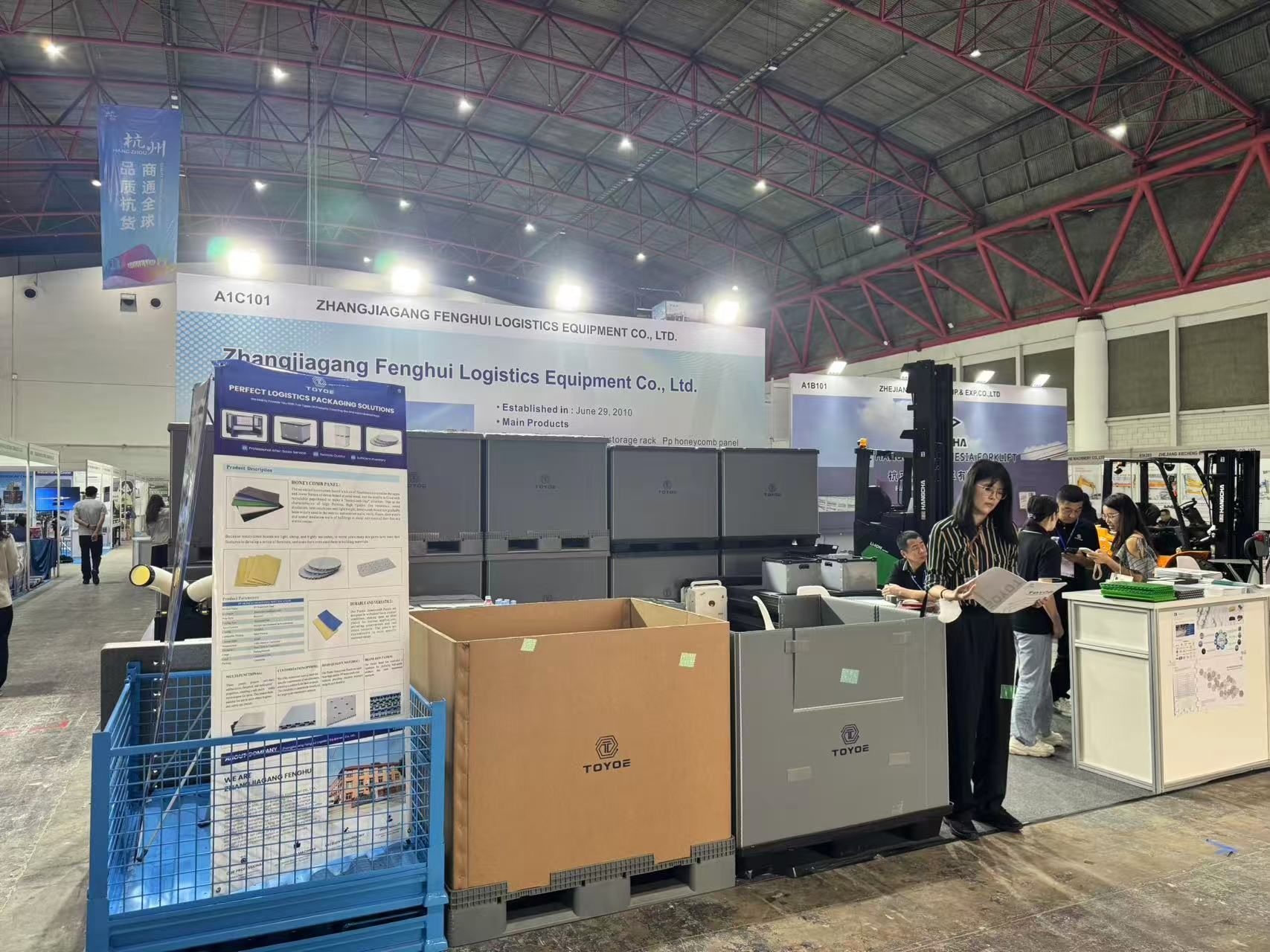 Foto de grupo en la exposici&oacute;n.