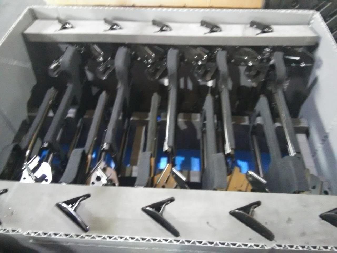 Caja de almacenamiento de pl&aacute;stico para piezas de autom&oacute;viles.