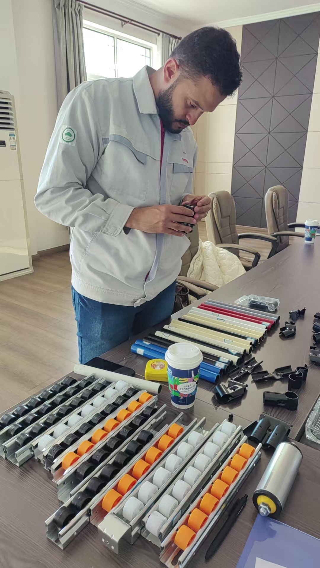 El cliente inspecciona las piezas del equipo de embalaje.