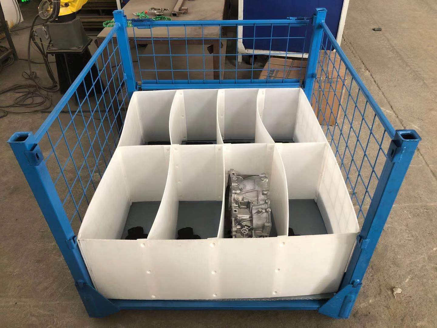 Caja de malla de hierro + forro de espuma.