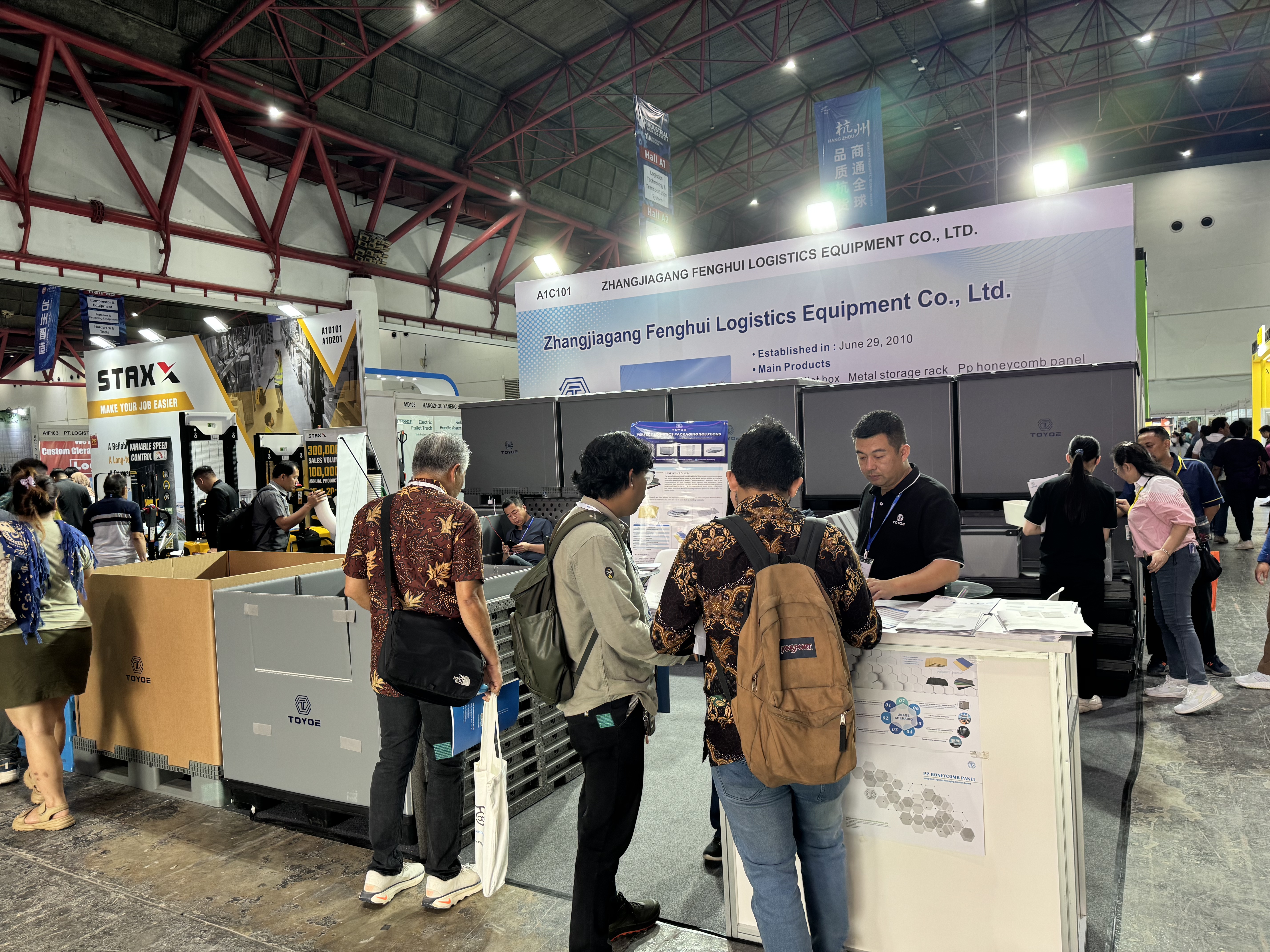 Foto de grupo en la exposici&oacute;n.