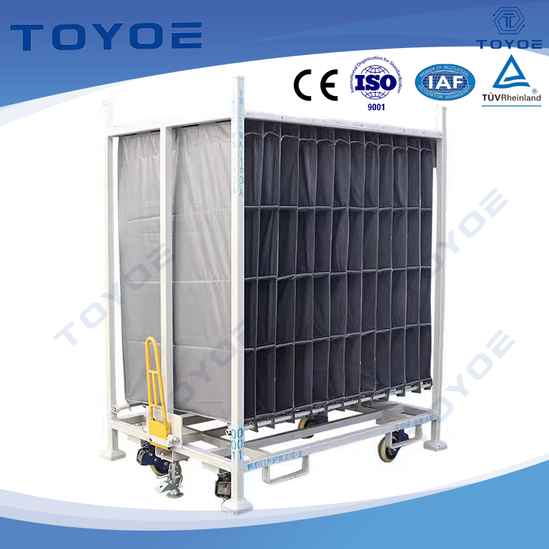 Racks de metal con tela y ruedas racionalizan la logística de fábrica.