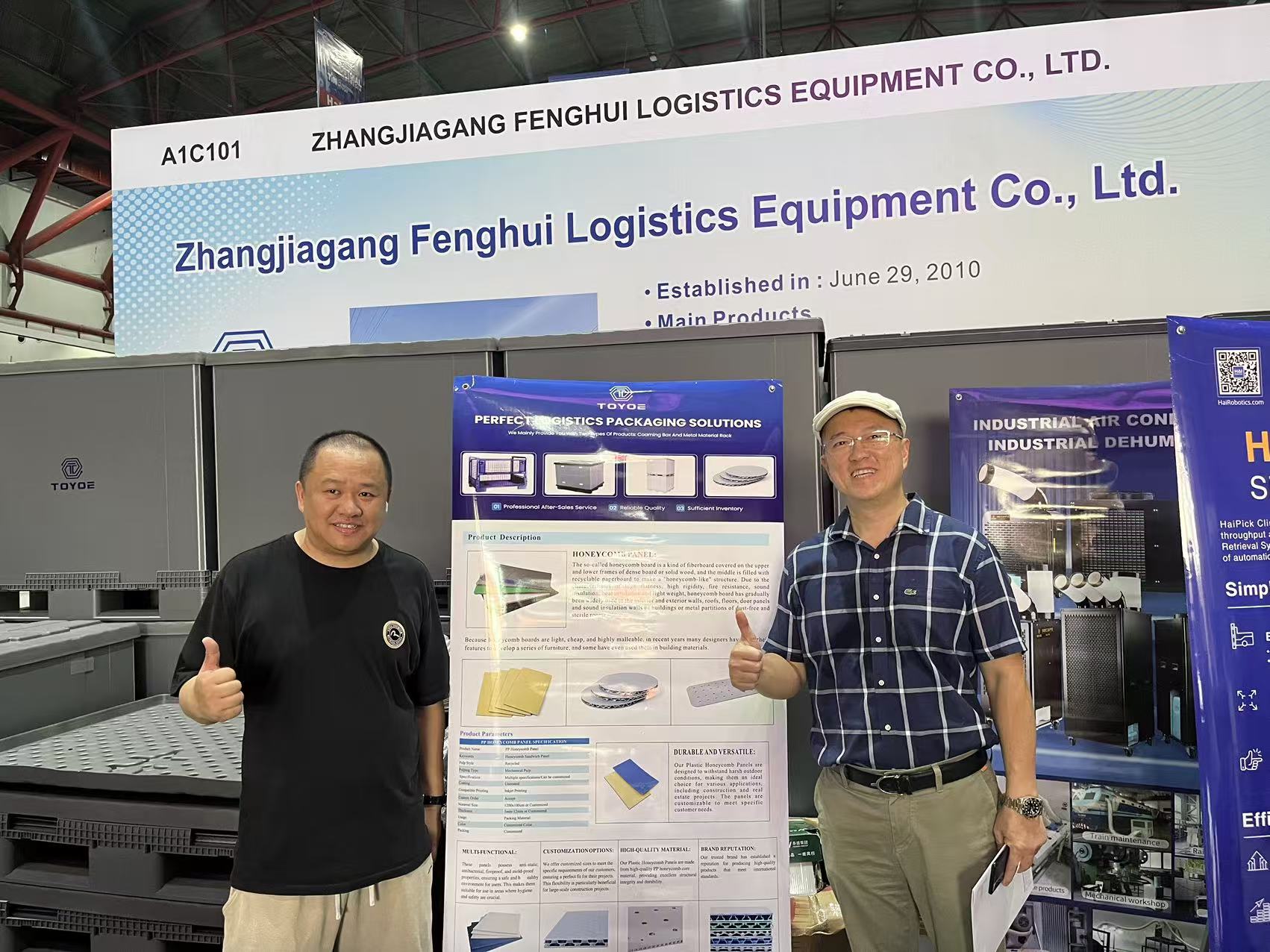 Foto de grupo en la exposici&oacute;n.