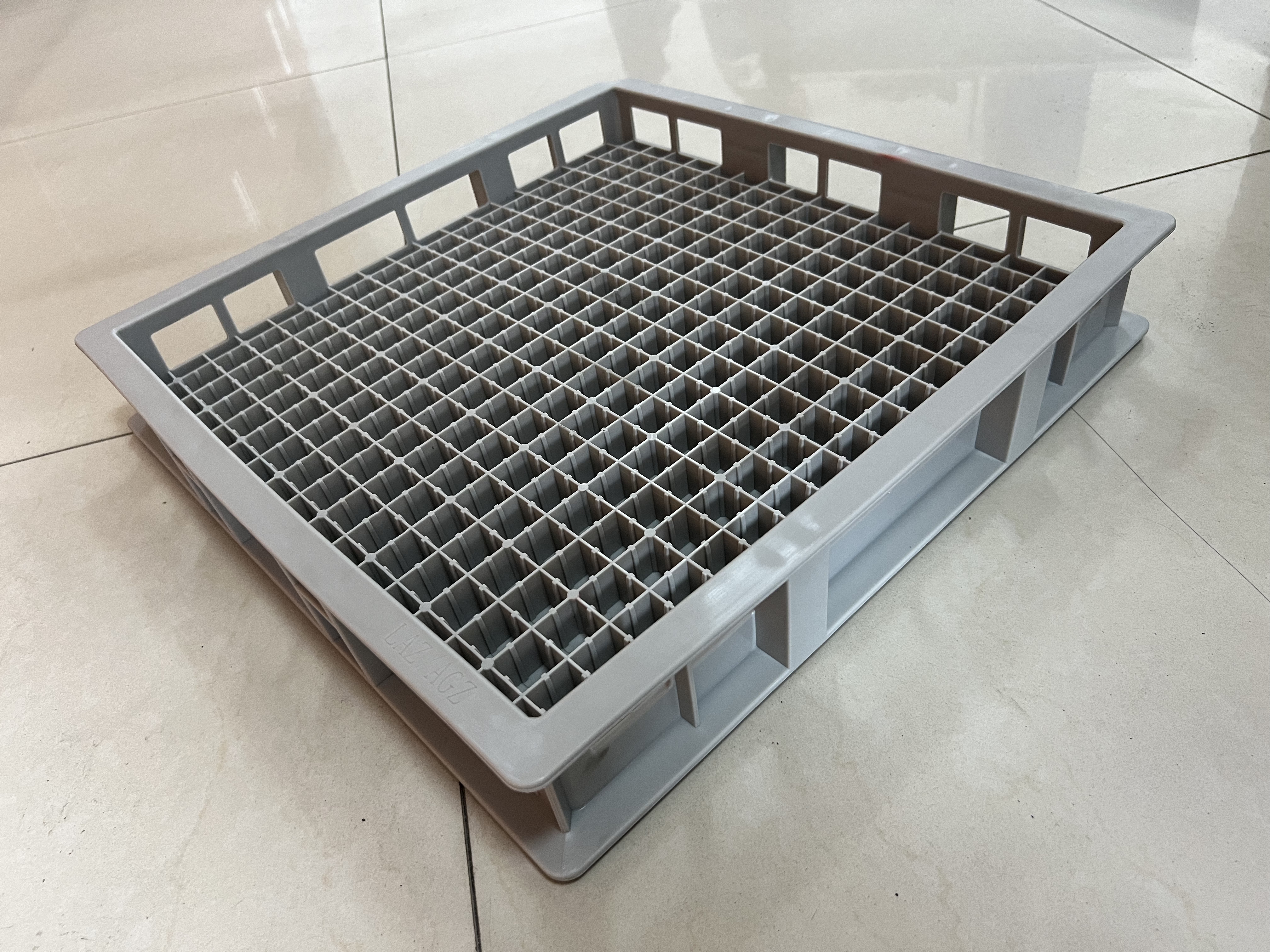 Contenedor moldeado por inyecci&oacute;n